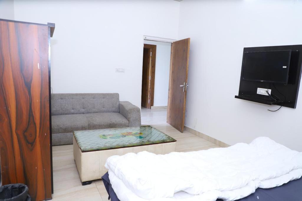 فريد آباد Hotel Aashirvad المظهر الخارجي الصورة